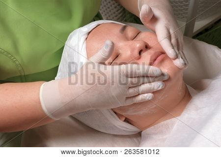 Muslim Girl On The Procedure For Deep Cleaning Of The Skin. The Hands Of A Beautician Are Washing Th