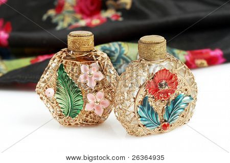 Vintage parfumeflasker og tørklæde