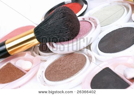 pincel de maquillaje y cosméticos coloridos
