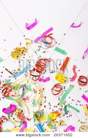 spirals มีสีสัน ลายกระดาษโปรยขนาดเล็กดาว และ blowers สีสันสดใสบนพื้นหลังสีขาว บุคคลเวลา