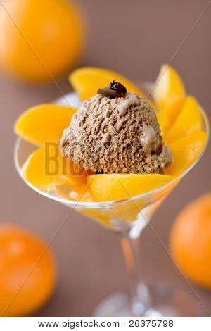 dessert di pesche e gelato