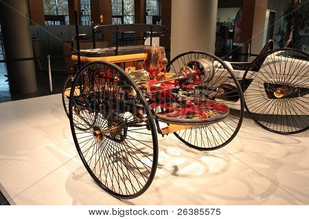 Essen, Alemania - 29 de Nov: Primer coche Mercedes Benz de 1886 que se muestra en el salón del automóvil de Essen en Essen, G