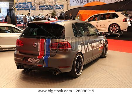 Essen, Alemania - 29 de Nov: Vw Golf Gti de prestaciones2 que se muestra en el salón del automóvil de Essen en Essen, Germa