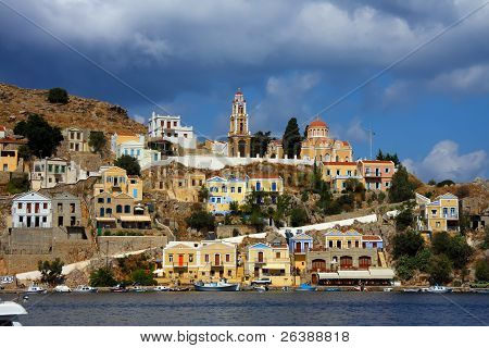 Řecko. Dodecanesse. Ostrov Symi (Simi). Barevné domy na skalách.