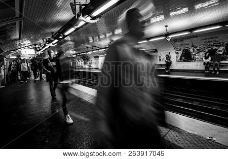 Paris, France - Oct 13, 2018: Commuters Large Crowd Of People Waiting In The Montparnasse Bienvenue 