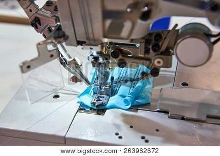 Three Needle Five Threaded Industrial Sewing Machine Of Flat Bed