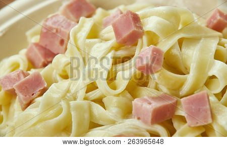 Fettuccine Alfredo