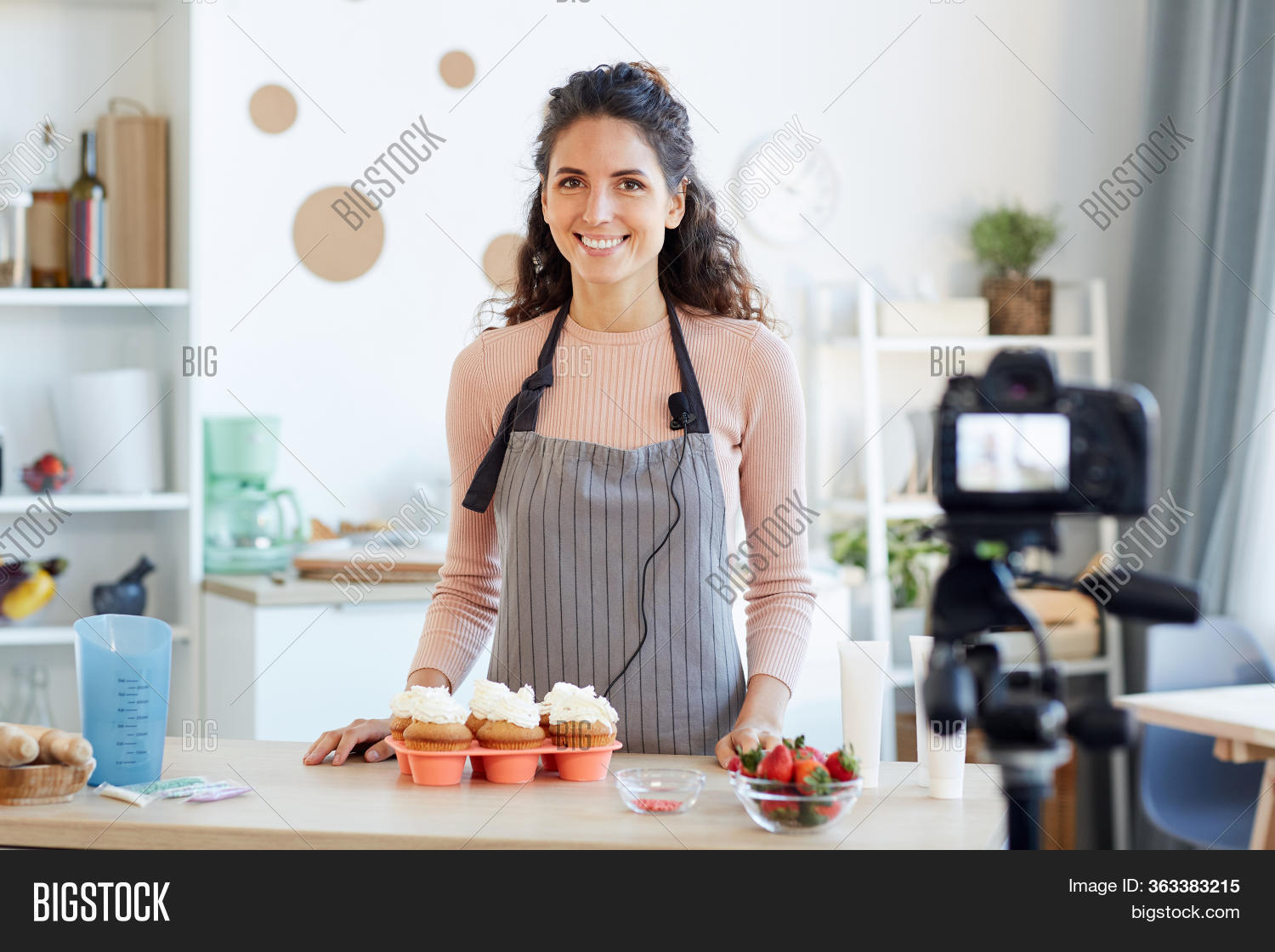 Красивая девушка на кухне. Страстные пары. Мужчина и женщина в офисе. Девушка в платье. Девушка флиртует в кафе.