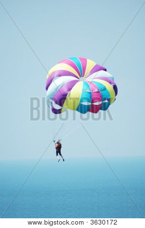 Multi Color paracadute sopra il cielo blu