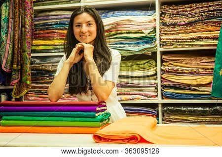 Business Lady Shop Owner Cashmere Yak Wool Shawls.female Seller In Goa India