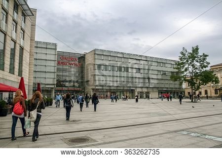 Krakow, Poland - June 6, 2009:  Main Entrance To Galeria Krakowska With A Crowd Of People Entering. 