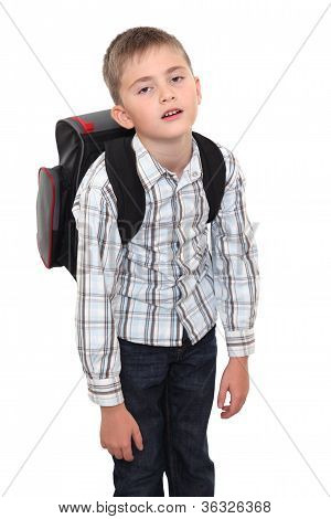 Scolaro con una borsa pesante sulle spalle.