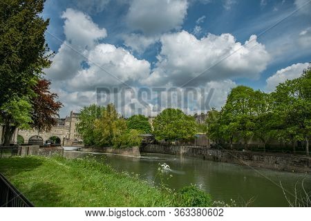 Avon River And Pulteney Bridge In Bath, Uk