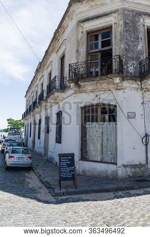 Colonia Del Sacramento, Uruguay - Dezember 26, 2015: Portuguese Colonial Architecture And Ancient Co