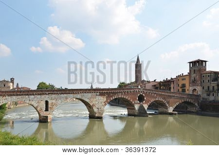 สะพานเซนต์ปีเตอร์น้ำ Adige เวโรนา อิตาลี