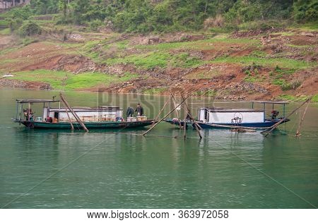 Wuchan, China - May 7, 2010: Dawu Or Misty Gorge On Daning River. Closeup Of Workets On Cabn Boats A
