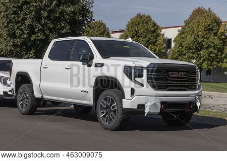 Indianapolis - Circa October 2022: Gmc Sierra 1500 Pickup Display At A Dealership. Gmc Offers The Si