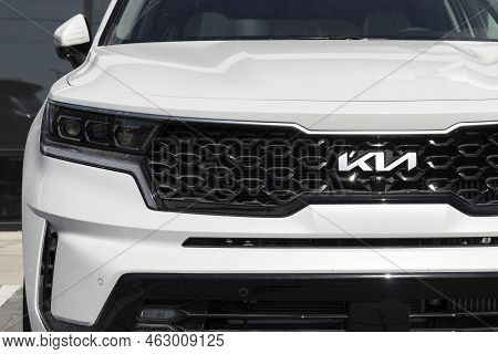 Indianapolis - Circa October 2022: Kia Sorento Display At A Dealership. Kia Offers The Sorento In Lx