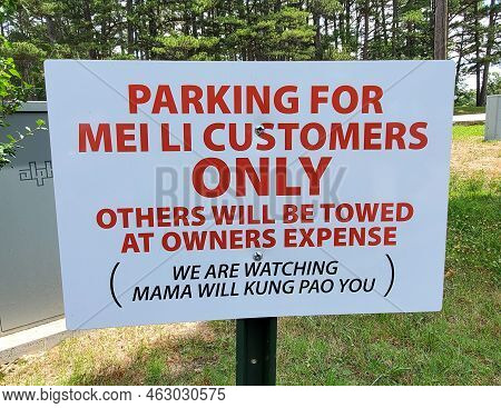 Eureka Springs, Arkansas, U.s.a - June 23, 2022 - Funny Parking Lot Sign By Mei Li Restaurant For Th