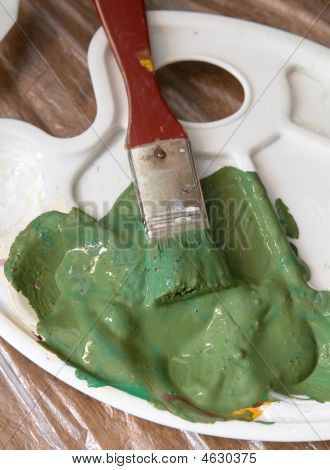 ศิลปินแปรงกับสีเขียว