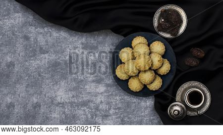 Desserts Eid Al-fitr , Date Sweet Cookies Baked For Eid Eid Al - Fitr Called  Mamool Or Kahk.