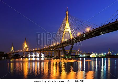 แม่ใหญ่สะพานมากกว่าน้ำเจ้าพระยาที่ Twillight