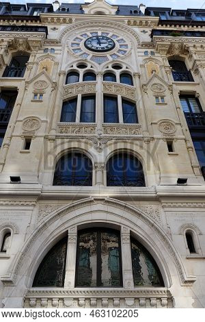 Paris, France-october 1, 2022 : At Numbers 61 And 63 Rue Reaumur Is A Surprising And Impressive Faca