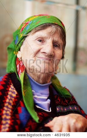 Ritratto di donna anziana In maglione colorato e arancio luminoso velo