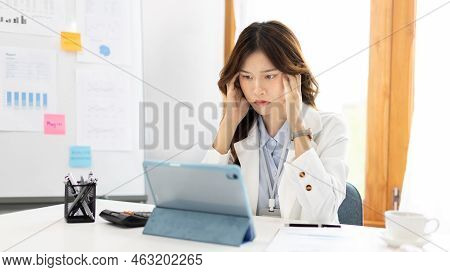 Female worker was disappointed by the mistake she had made, Despair or disappointment, Sad feeling, 