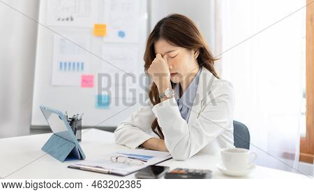 Female worker was disappointed by the mistake she had made, Despair or disappointment, Sad feeling, 