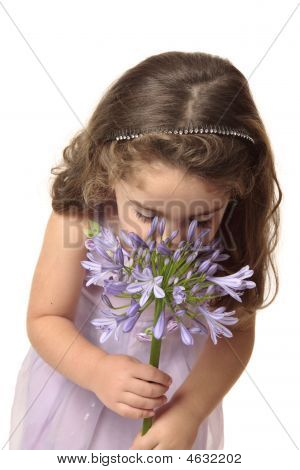 Giovane ragazza Sniffing fiore