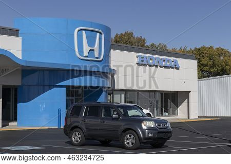 Indianapolis - Circa October 2022: Used Car Display At A Honda Dealership. With Supply Issues, Honda