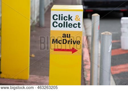 Bordeaux , Aquitaine  France - 10 10 2022 : Mcdonald's Click And Collect Mcdrive Sign Text And Brand