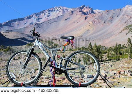 October 6, 2022 In Mt Shasta, Ca:  Bycicle Tied On A Car At The Panther Meadows Parking Area In Mt S