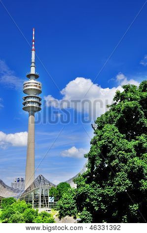 : Wieża stadionu olimpijskiego Olympiapark w Monachium