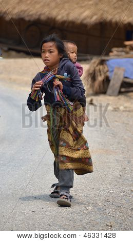 Laotische Hmong Mädchen Pflege ihr kleiner Bruder