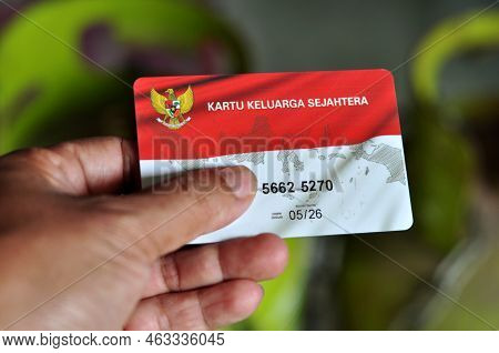 Jakarta, Indonesia - September 20, 2022 : Holds A Prosperous Family Card (social Security And Assist