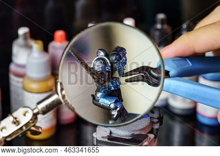 Giant Magnifying Glass To Facilitate The Painting Of Small Figures Of Board Games Used For Role-play