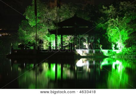 湖アイスランドとパゴダ - 夜間景観照明