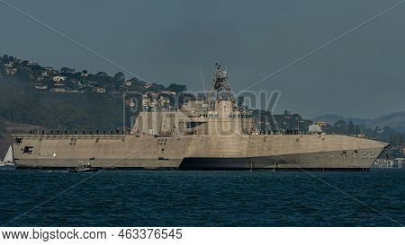 10/07/2022 San Francisco Ca. Uss Kansas City Lcs-22 Coming Into Port In The Bay Area Water's