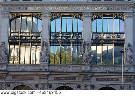 Paris, France-october 09, 2022 : At The Center Of Paris, Printemps Is The World Leading Department S