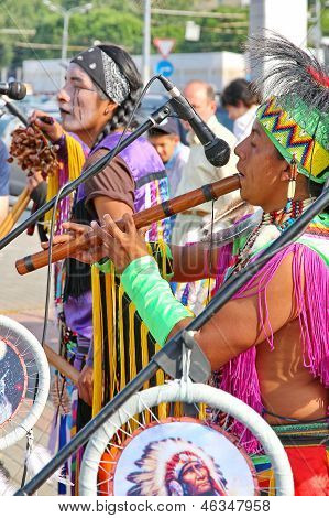 Gruppo di indiano nativi americani riprodurre musica