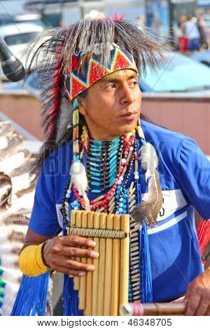 Gruppo di indiano nativi americani riprodurre musica
