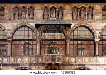 Reflex Of Piazza Dei Mercanti
