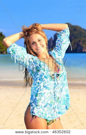 Jovem reaxing-se na praia no resort exótico