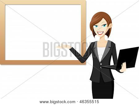 Ragazza di presentazione con il computer portatile
