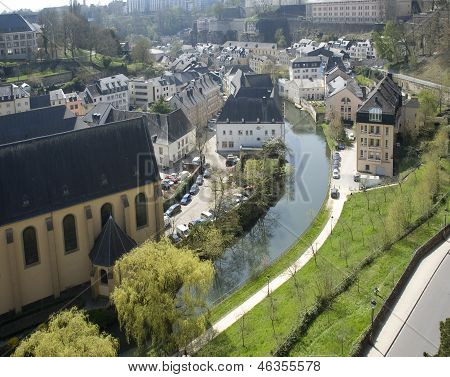Lucembursko. Dolní město. Podívejte se na řece a domy.