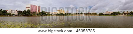 Panoramabild av downtown Lakeland, Florida, på sjön spegel