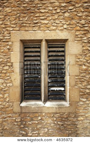 Rejilla ventana en bloques de piedra arenisca