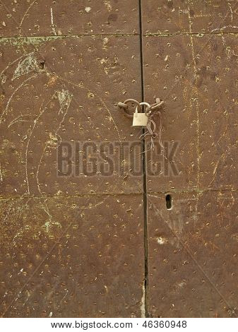 Antica porta di metallo arrugginito